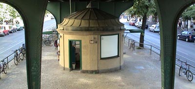 Kiosk von der Treppe aus gesehen